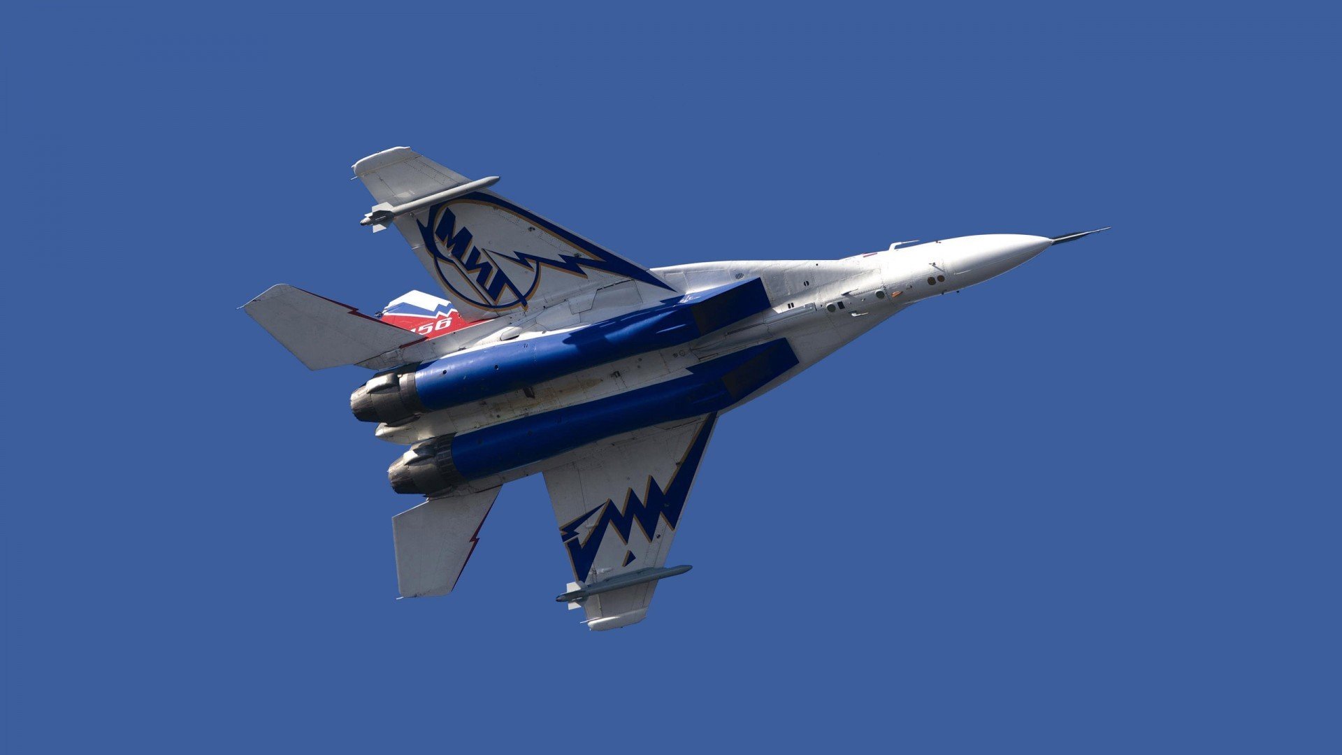 塔图姆三分线外多次拉开空间，塔图姆今天投三分