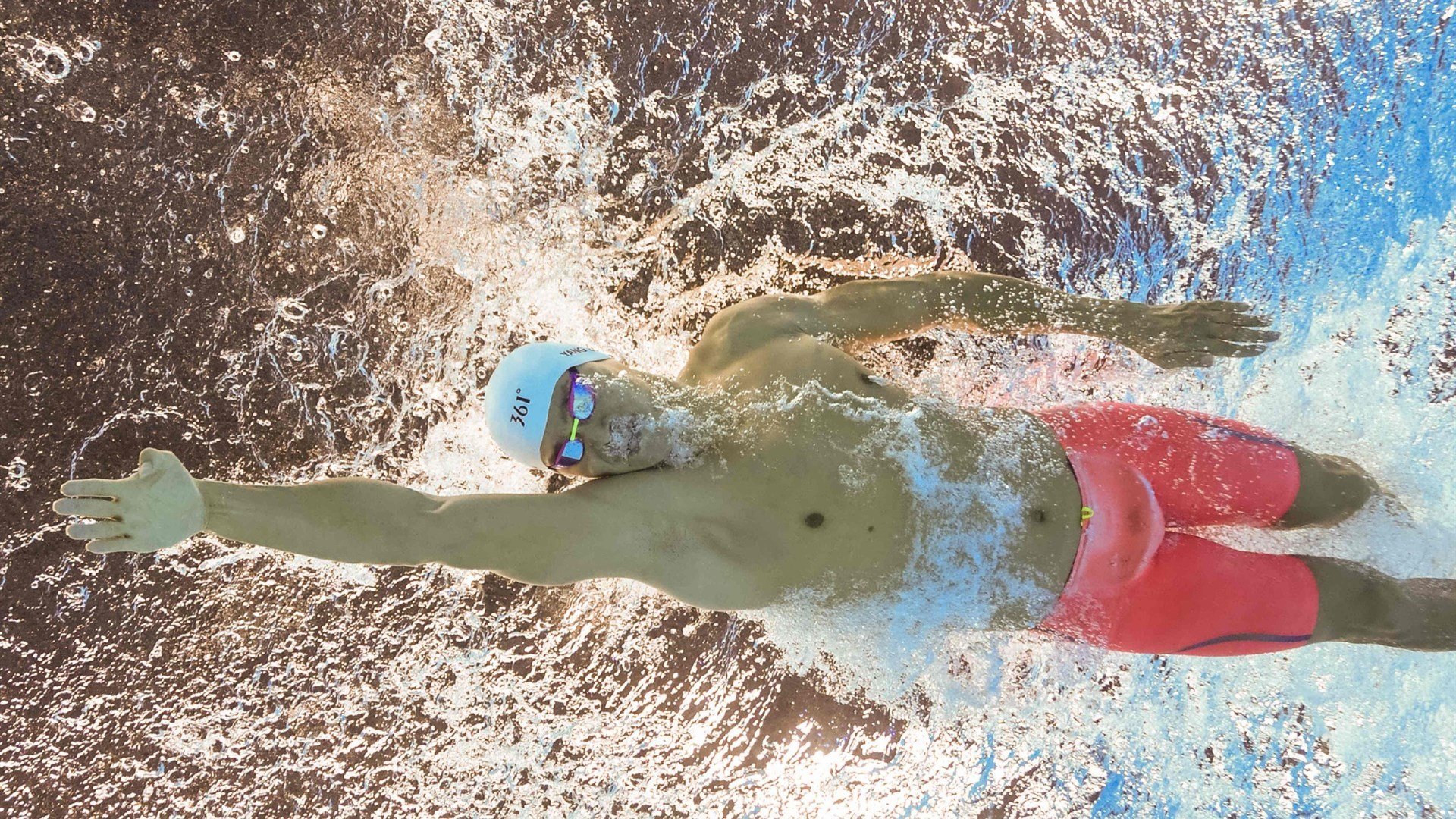 kaiyun中国官方网站-瑞士守门员戴滑雪镜上场，时尚感满分，瑞士足球守门员