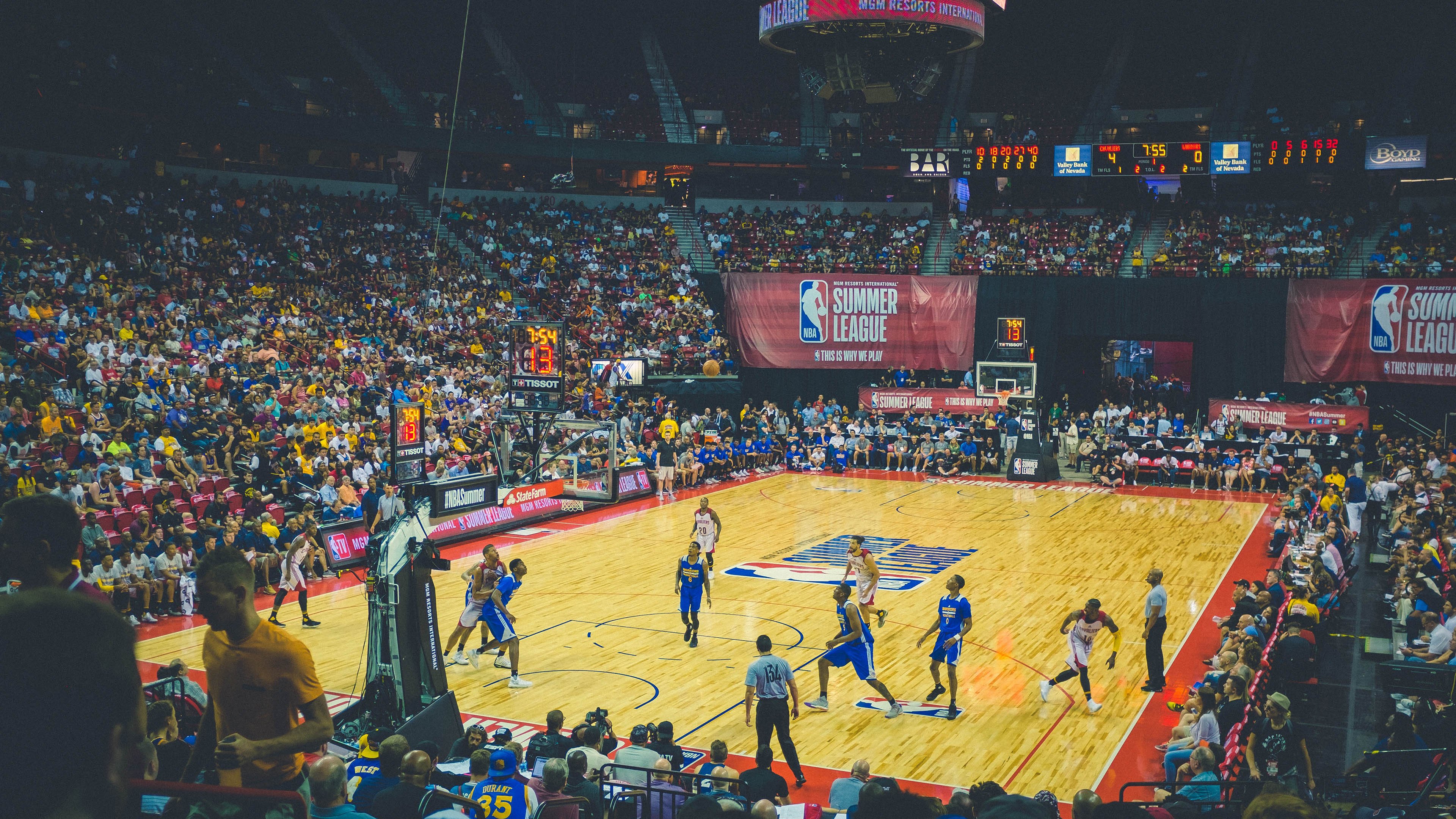 kering.com-雄鹿核心中锋回应交易传闻：我忠于密尔沃基，密尔沃基雄鹿队总冠军